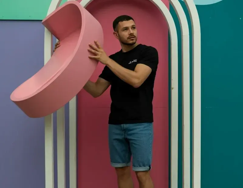 Entryway Design Ideas: Geometric Archway with Pink Sculpture